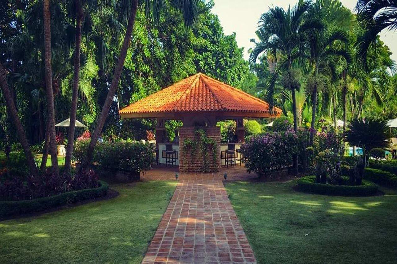 El Embajador, A Royal Hideaway Hotel Santo Domingo Dış mekan fotoğraf The University of the Philippines Diliman