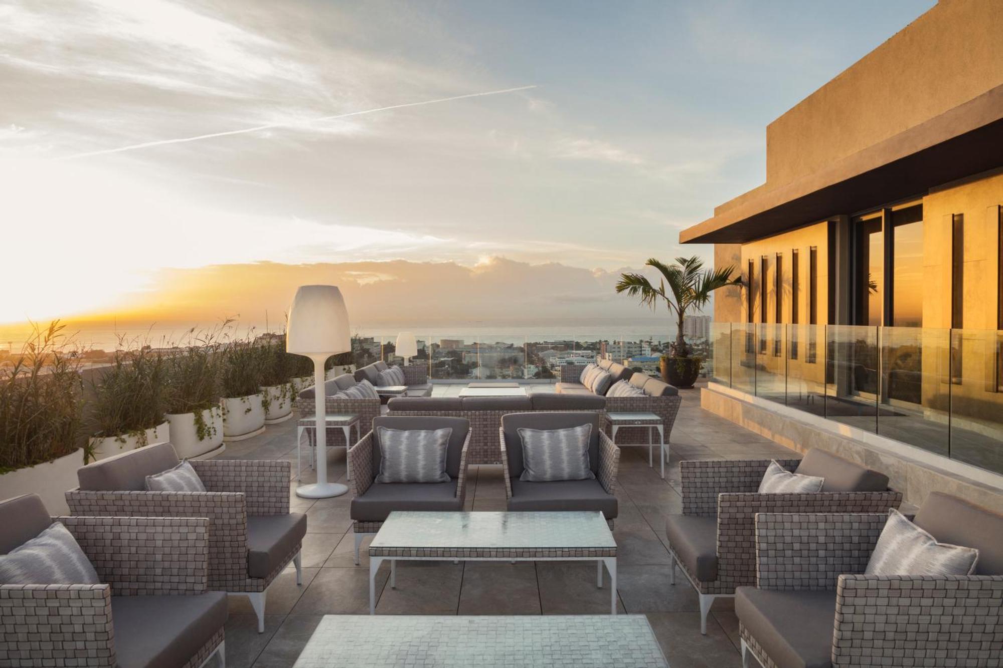El Embajador, A Royal Hideaway Hotel Santo Domingo Dış mekan fotoğraf The View Rooftop Bar