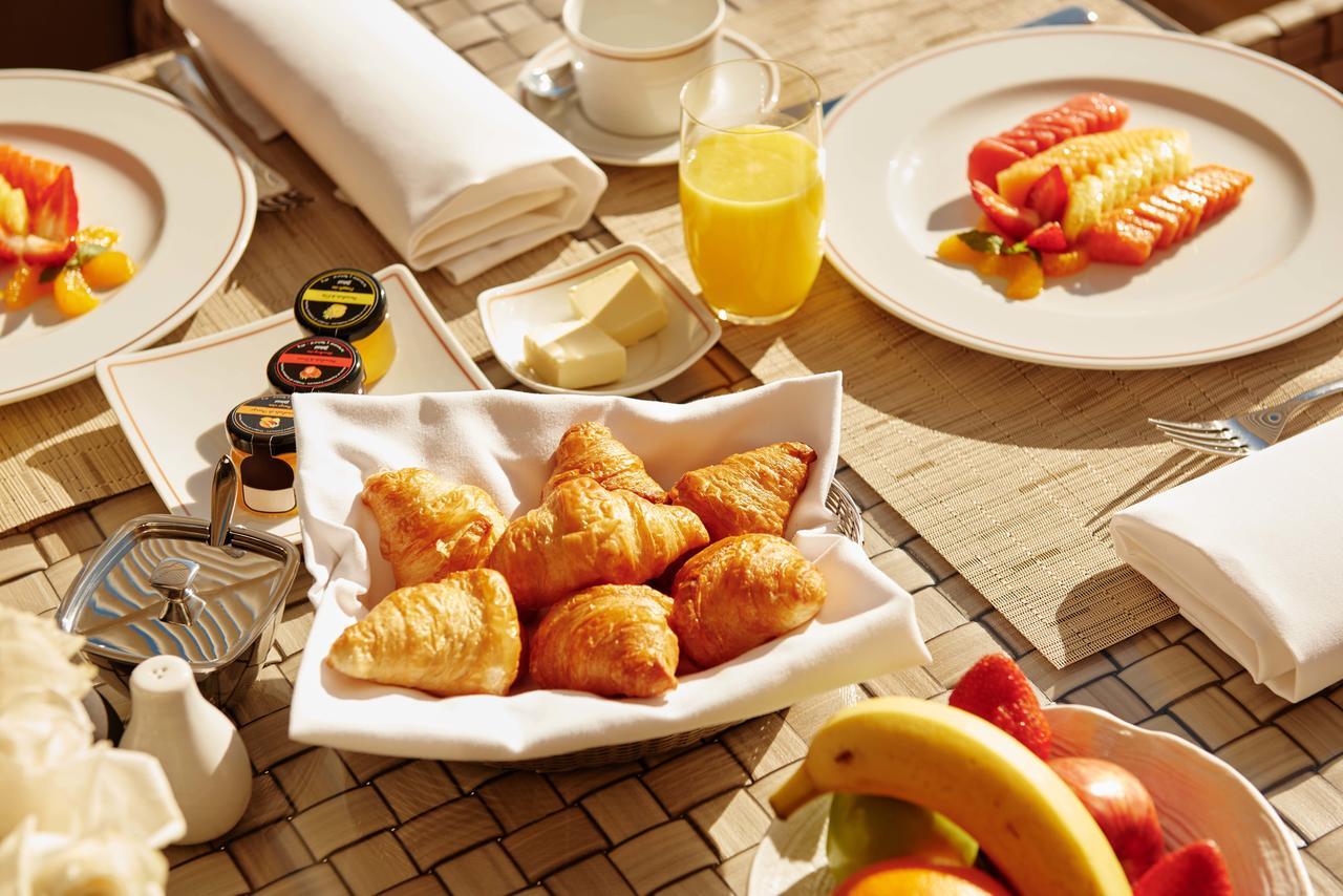 El Embajador, A Royal Hideaway Hotel Santo Domingo Dış mekan fotoğraf A breakfast table